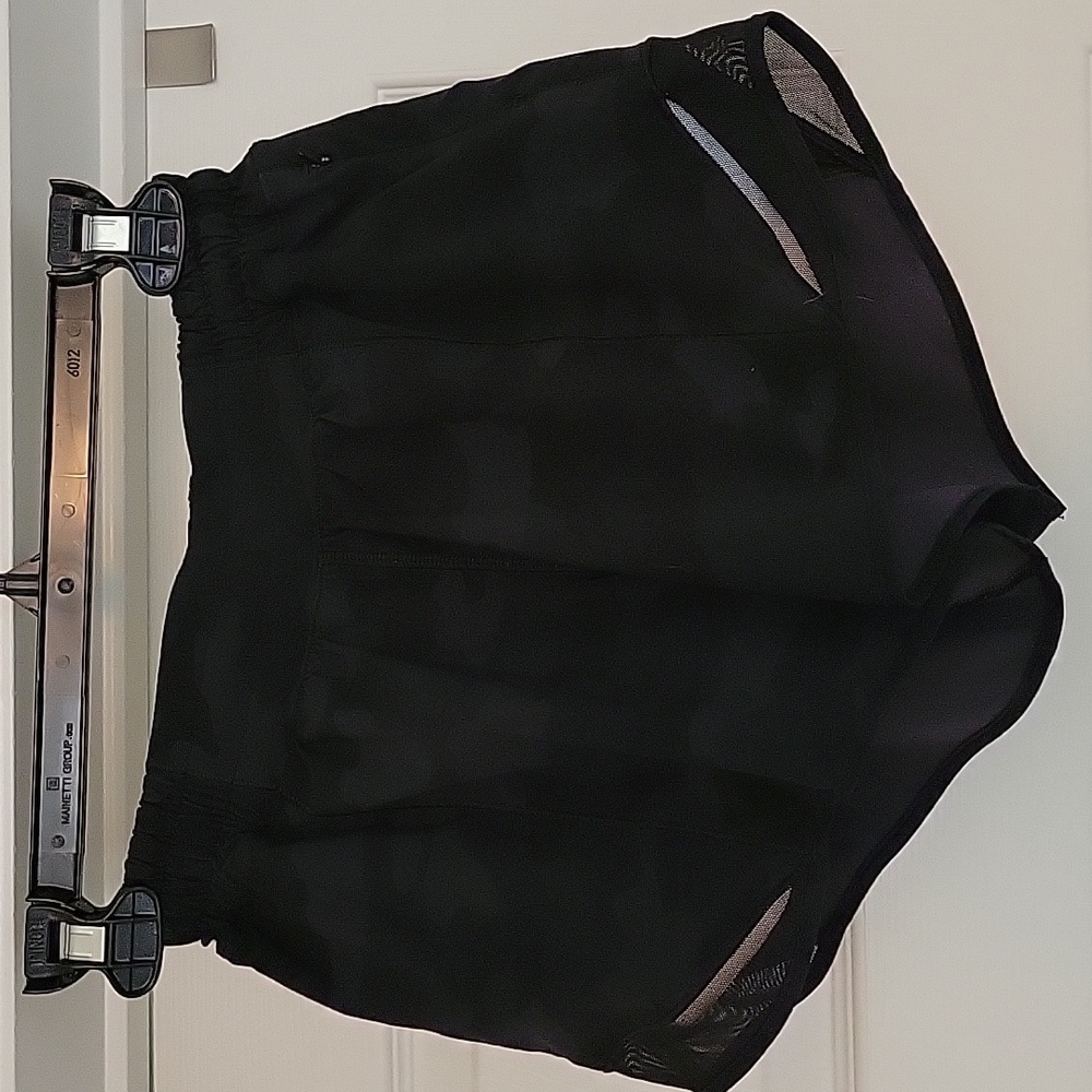 Lululemon HottyHot 4" low-rise short Size 4 Black Camo
